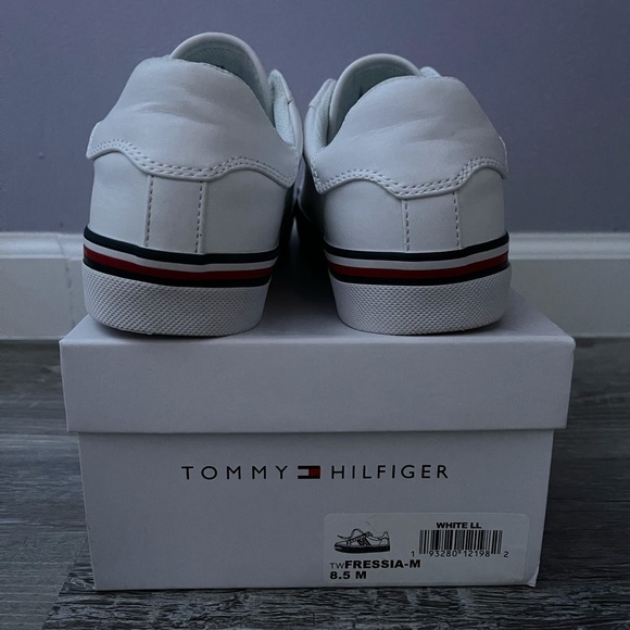 Tommy Hilfiger - Picture 3 of 5